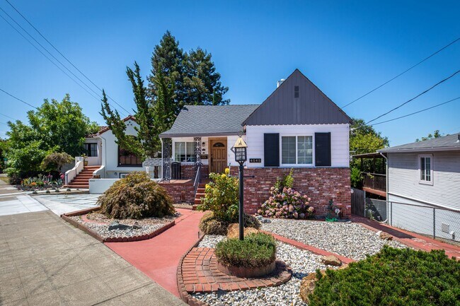 Building Photo - Coming Soon! Lovely Redwood Heights Home w...