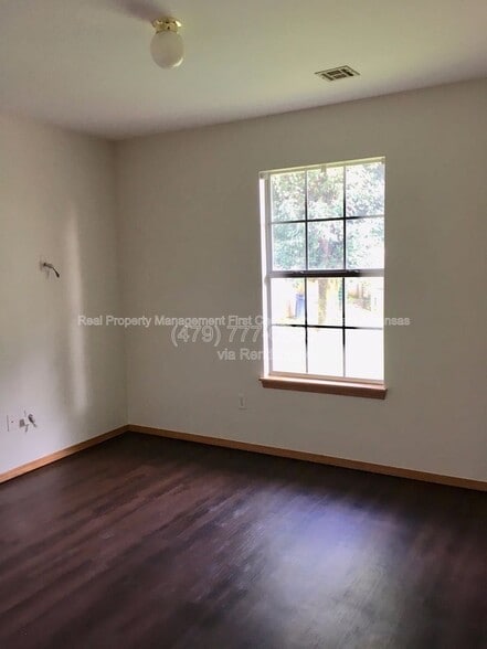 Building Photo - 4433 W Cheyenne Dr