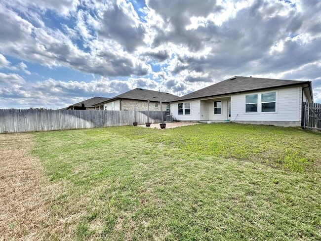 Building Photo - Beautiful 3/BR 2/BA Home with Upgraded Kit...