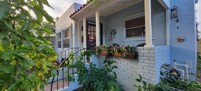 Building Photo - 717 Macy St