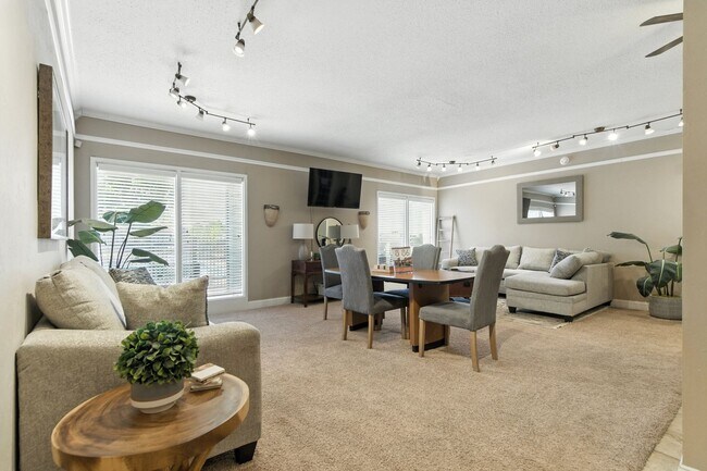 Building Photo - 2 bedroom / 1 bath. Limited-Time Offer: $600 Rent Credit (Applied Over First 3 Months)