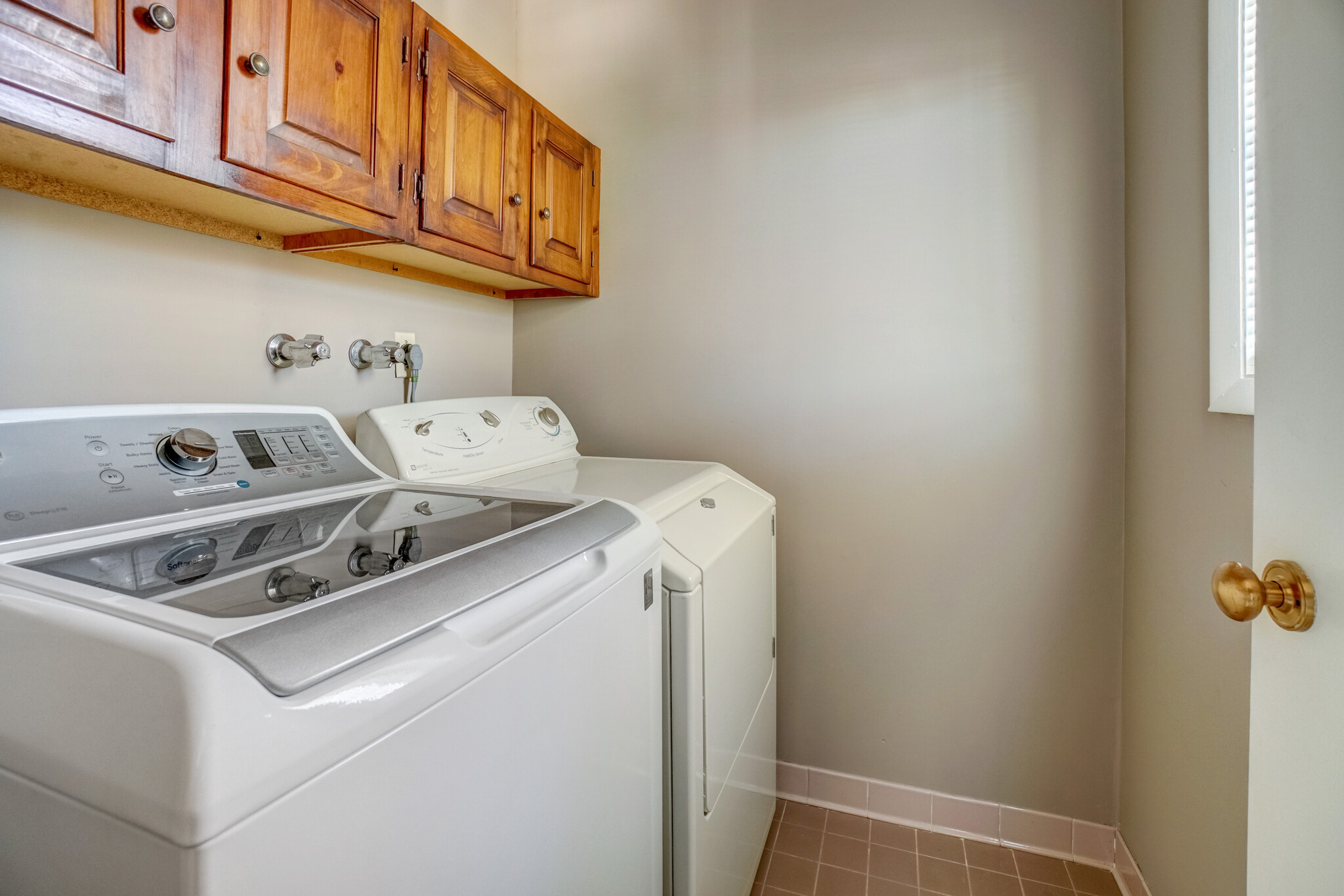 laundry off kitchen - 165 Pheasant Ln