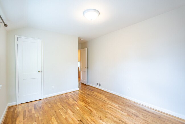 Building Photo - Charming  3 BR/1 BA Single-Family Home in ...