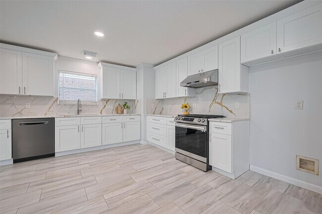 Building Photo - 5914 Clerkenwell Dr