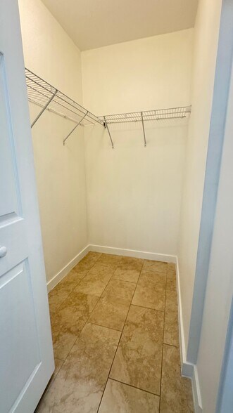 Building Photo - 420 W 77th St