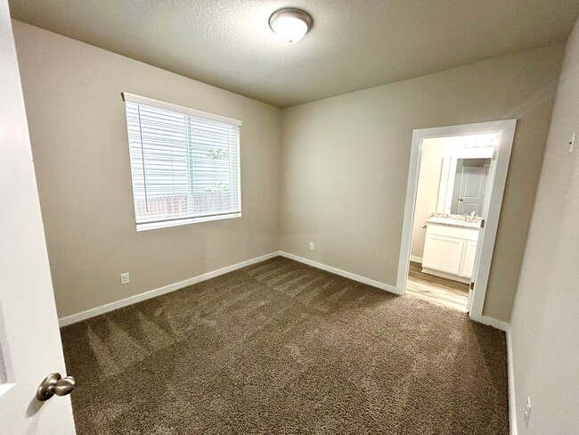 Building Photo - AVAILABLE NOW! Tri-Level 3 Bedroom / 3.5 B...