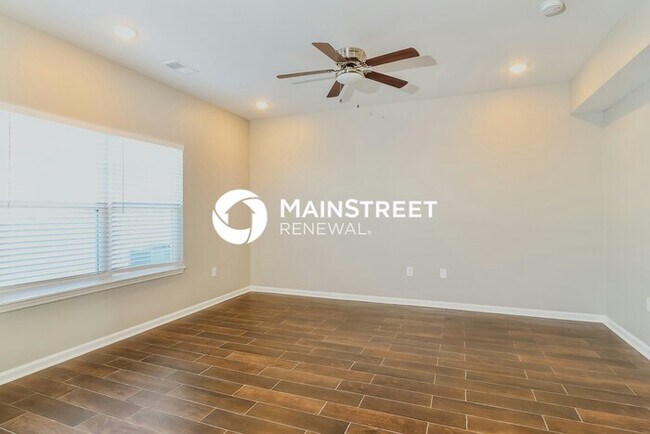 Building Photo - 3 Bedroom Pet-Friendly Home in Jeffersonville, IN with Main Street Renewal