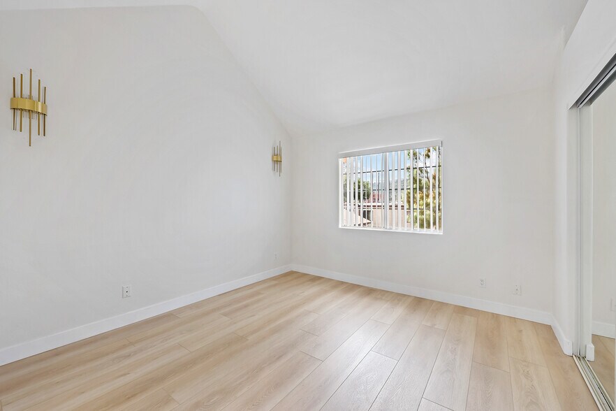 Building Photo - 10128 Hillhaven Ave