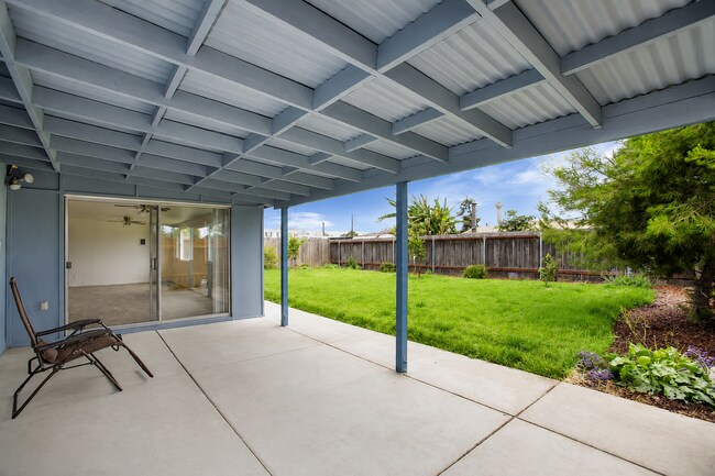 Building Photo - 1201 Holly Ave