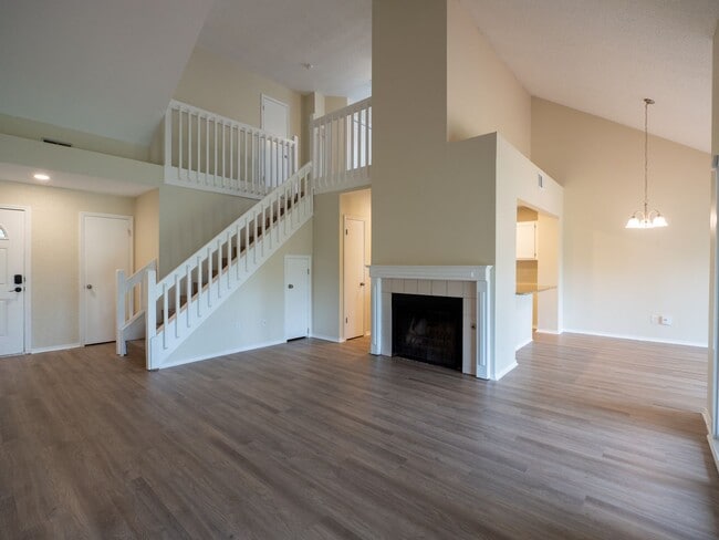 Building Photo - Charming 2-Bedroom Home with Versatile Lof...