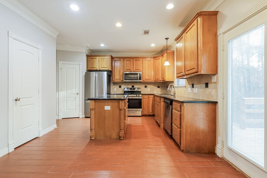 Building Photo - 612 Spruce Dr