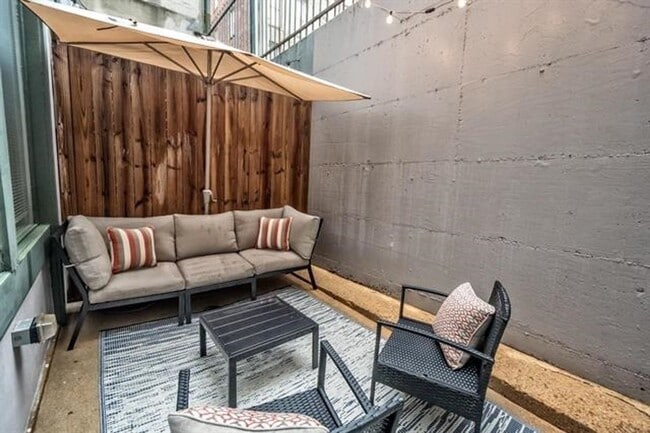 Building Photo - 1 bedroom, 1 bath updated condo in downtow...