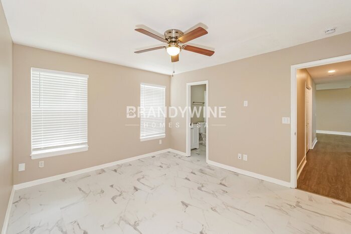 Building Photo - 13707 Bennington Ave