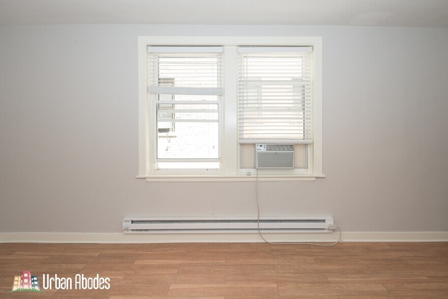 Building Photo - 535 W Belmont Ave