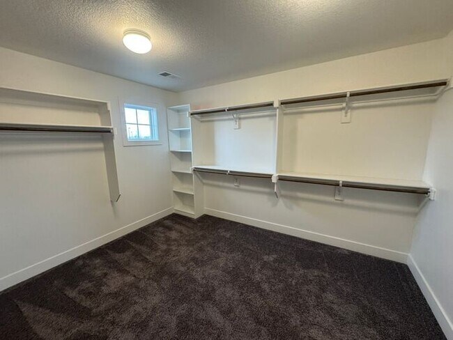 Building Photo - Luxury 5BR 4 BA Home w/ Pool and Clubhouse Access in GREAT location!