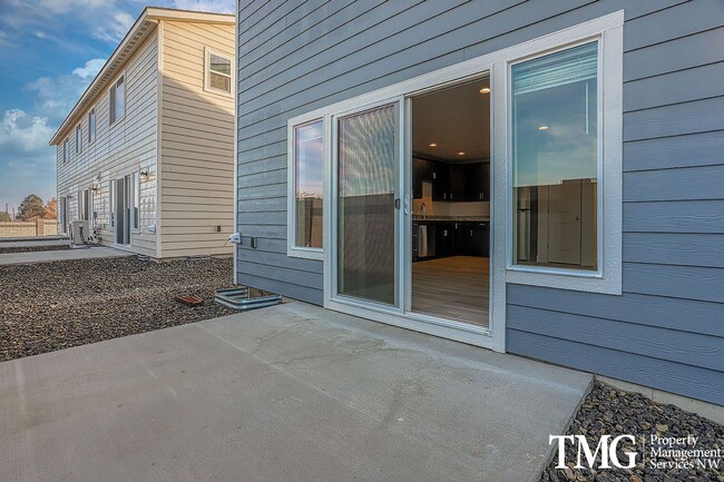 Building Photo - $500 your 1st months rent with a 12 month ...