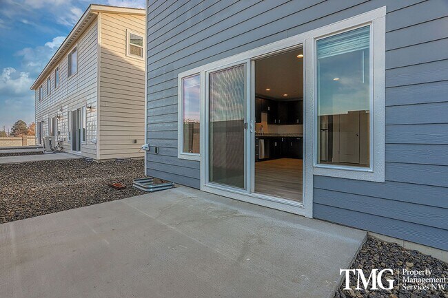 Building Photo - Modern townhome available June 1st!