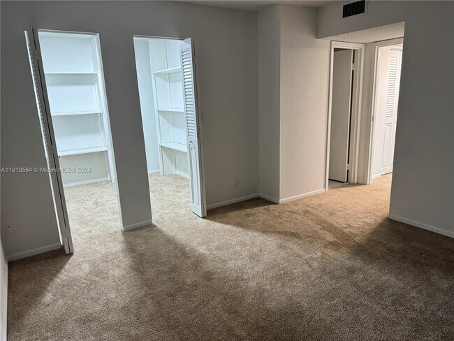 Building Photo - 800 Parkview Dr