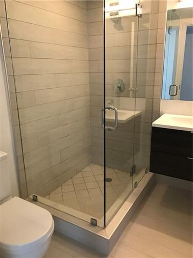 Building Photo - 9940 W Bay Harbor Dr