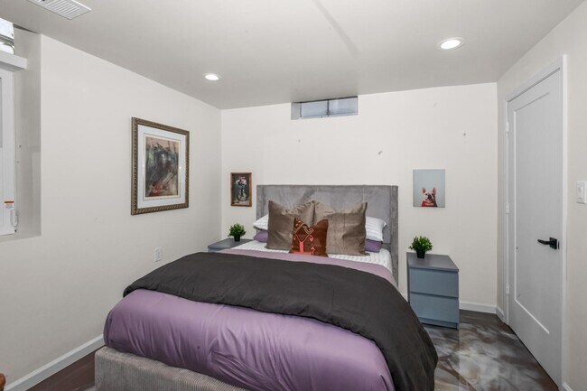 Building Photo - 16615 Walcliff Dr