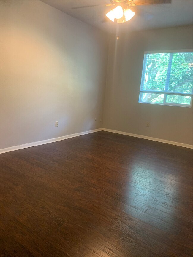 Building Photo - 766 Memorial Mews St