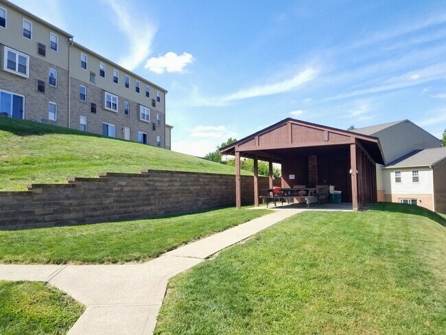 Building Photo - North Hills 3 Bedroom Townhome! In-Unit Washer & Dryer + Equipped Kitchen with Dishwasher! Call T...