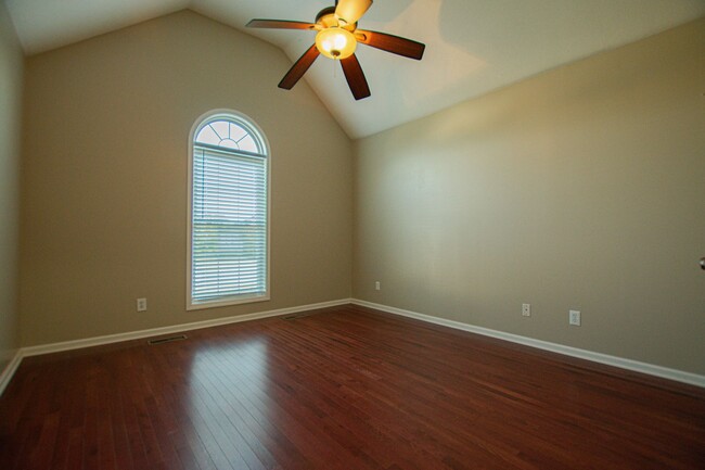 Building Photo - Pet Friendly Three Bedroom with Bonus in S...