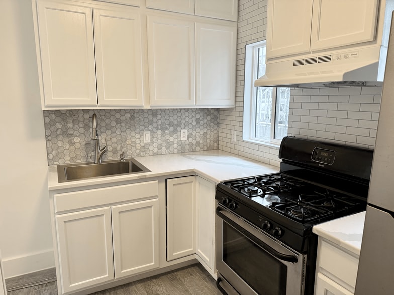 Kitchen - 4228 Lockwood Ave