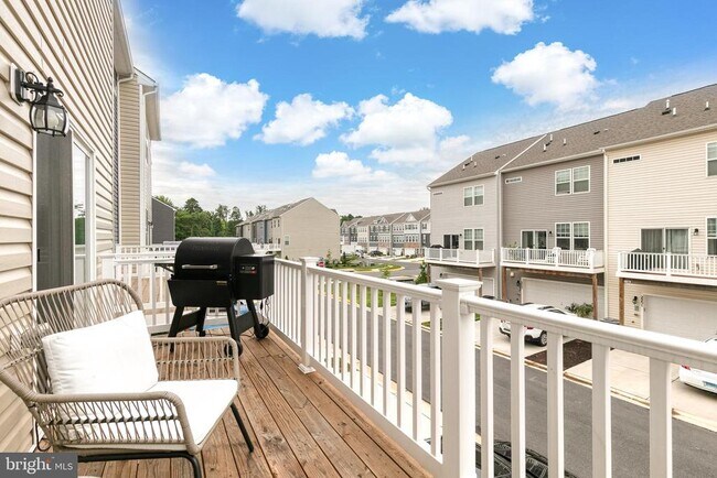 Building Photo - 2050 Hinshaw Dr