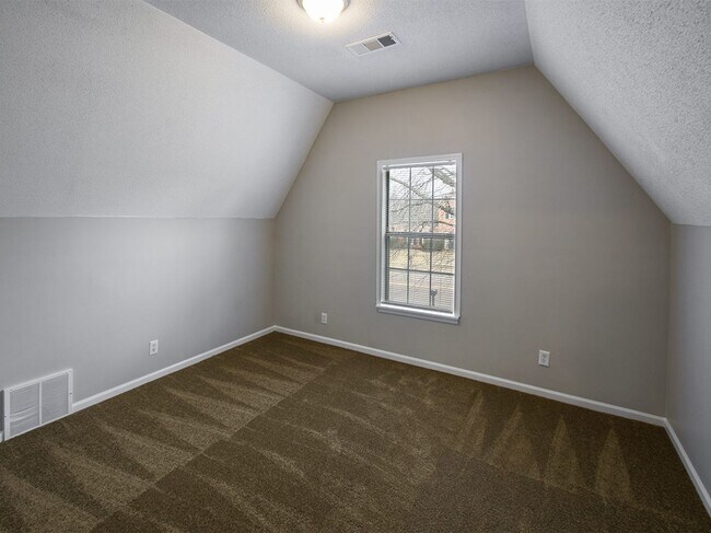 Building Photo - Charming 6 bed, 3 bath home on corner lot between S. Germantown and Hacks Cross.