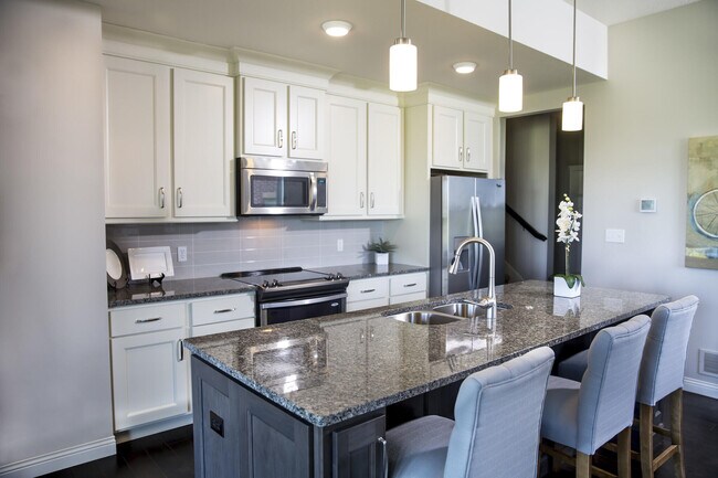 Building Photo - 1608 Residence Dr