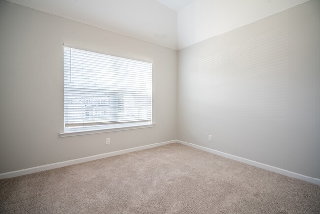 Building Photo - 647 Red Oak Ln