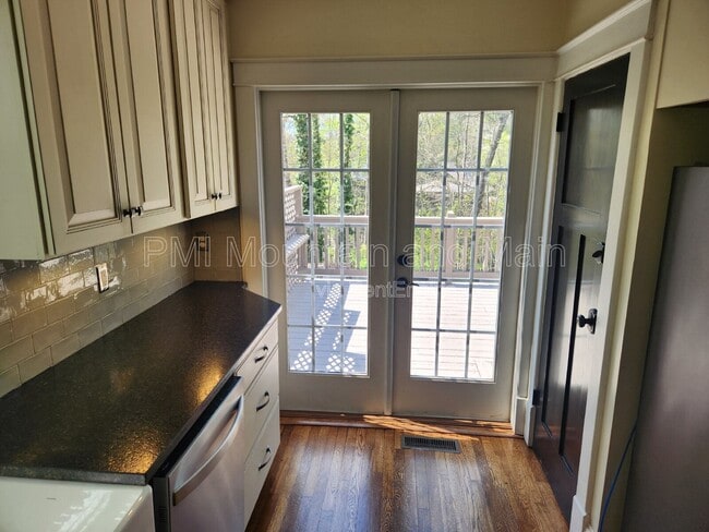 Building Photo - 39 Westover Dr