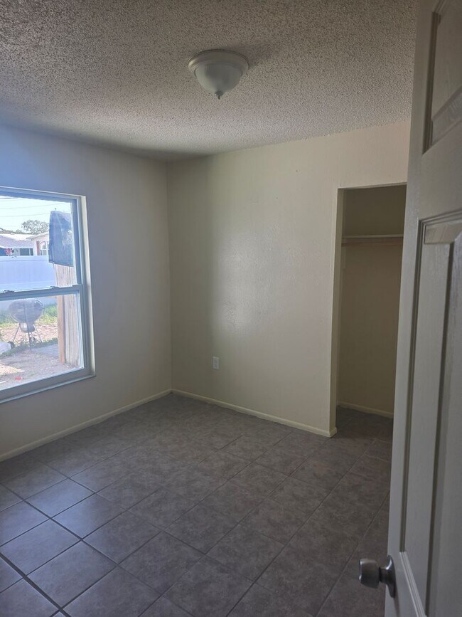 Building Photo - 3/2 DUPLEX NEW REMODEL
