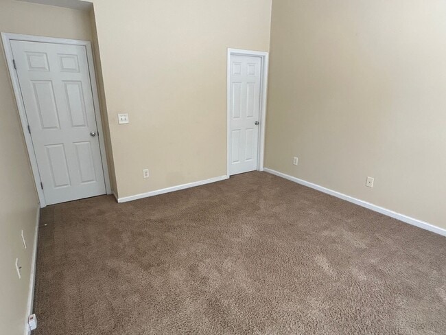 Building Photo - 2 Bed | 2.5 Bath End Unit Townhome in Rale...