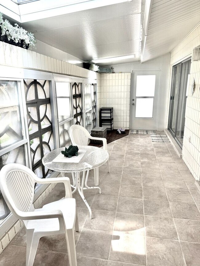 Building Photo - 1205 Tarpon Center Dr