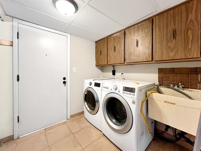 Building Photo - 10702 Keating Ave