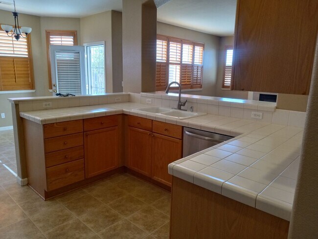 Building Photo - Double diamond home available for late May...