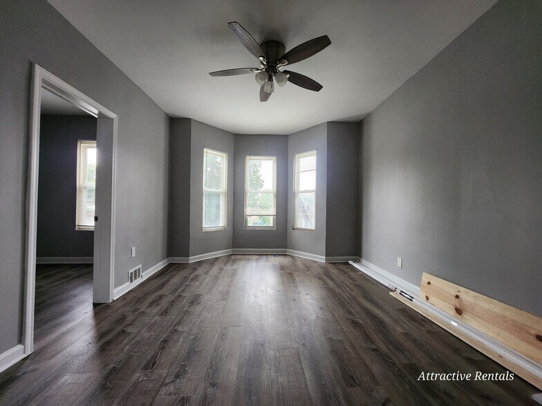 Building Photo - 707 E 92nd Pl