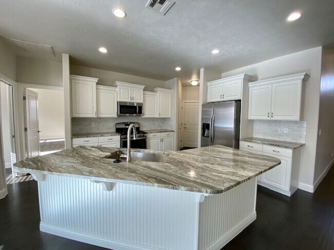 Building Photo - SPACIOUS HOME FOR RENT!