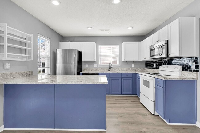 Building Photo - Beautiful Clements Ferry Townhome!