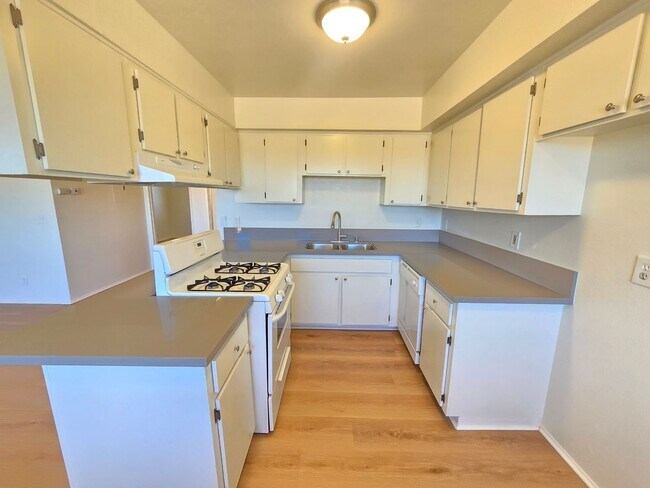 Building Photo - Beautifully remodeled 2 bedroom apartment
