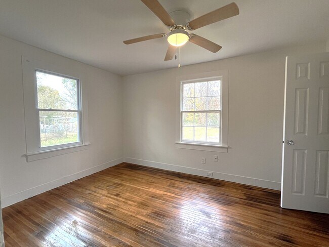 Building Photo - Great 2 Bed 1 Bath Home near MTSU!