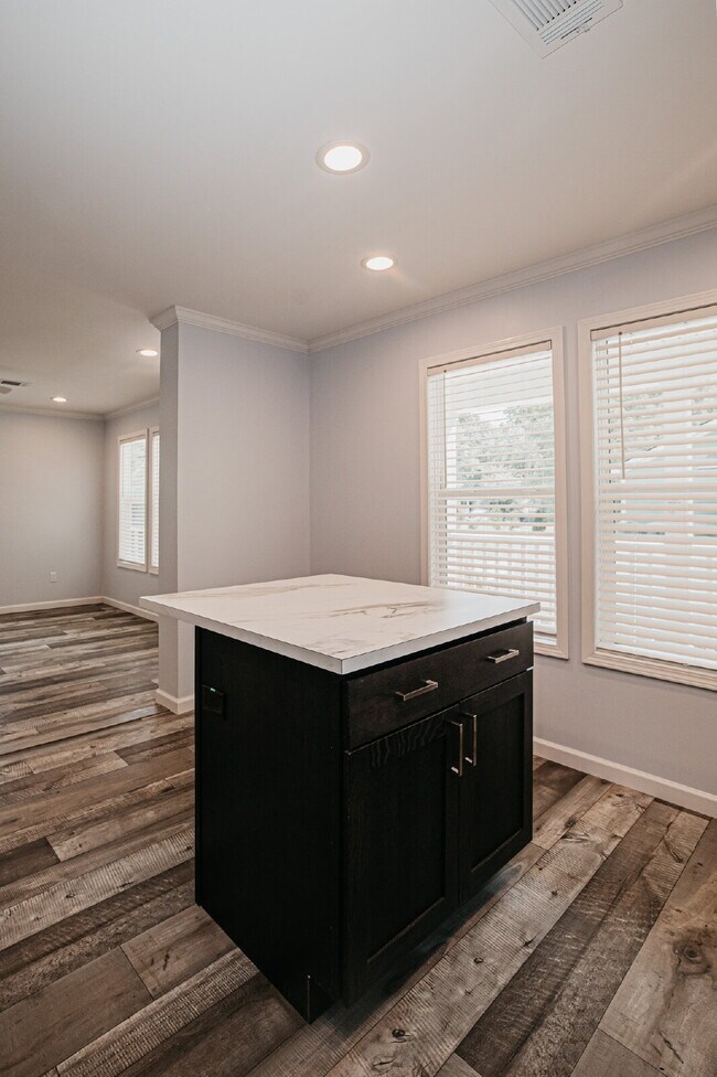 Building Photo - Inviting 3 bed, 2 bath Mount Pleasant rental