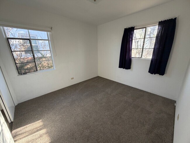 Building Photo - 3 Bedroom Home w/Large Backyard