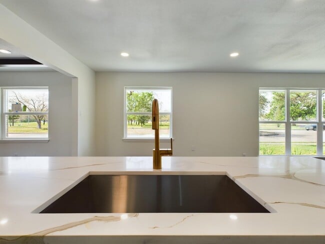 Building Photo - 2231 Latexo Dr