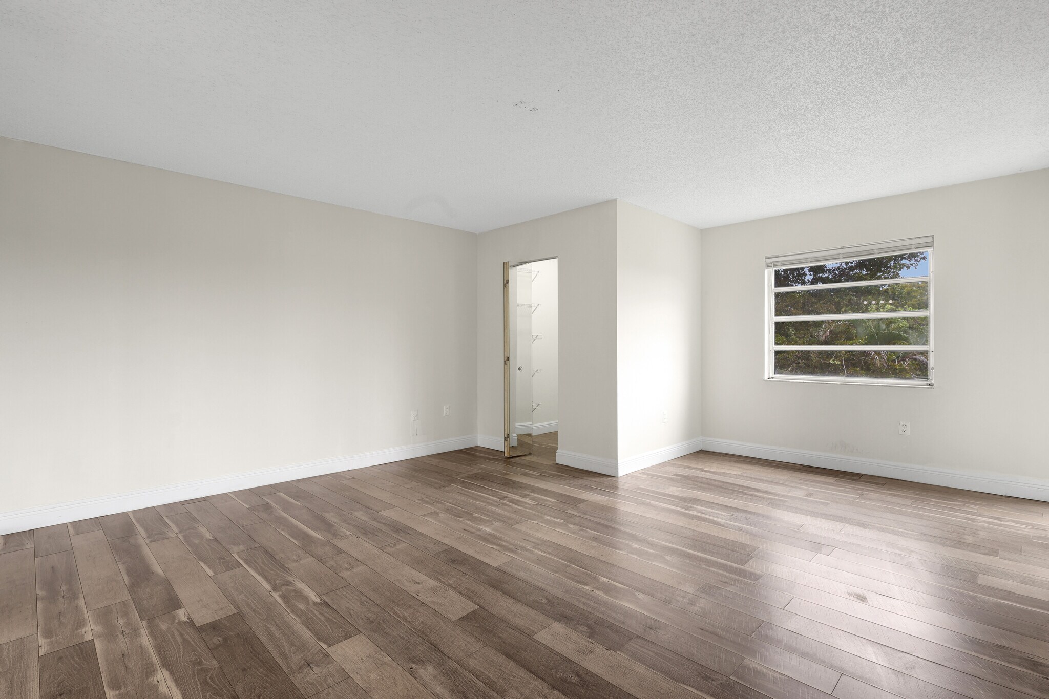 Master Bedroom - 3940 Inverrary Blvd