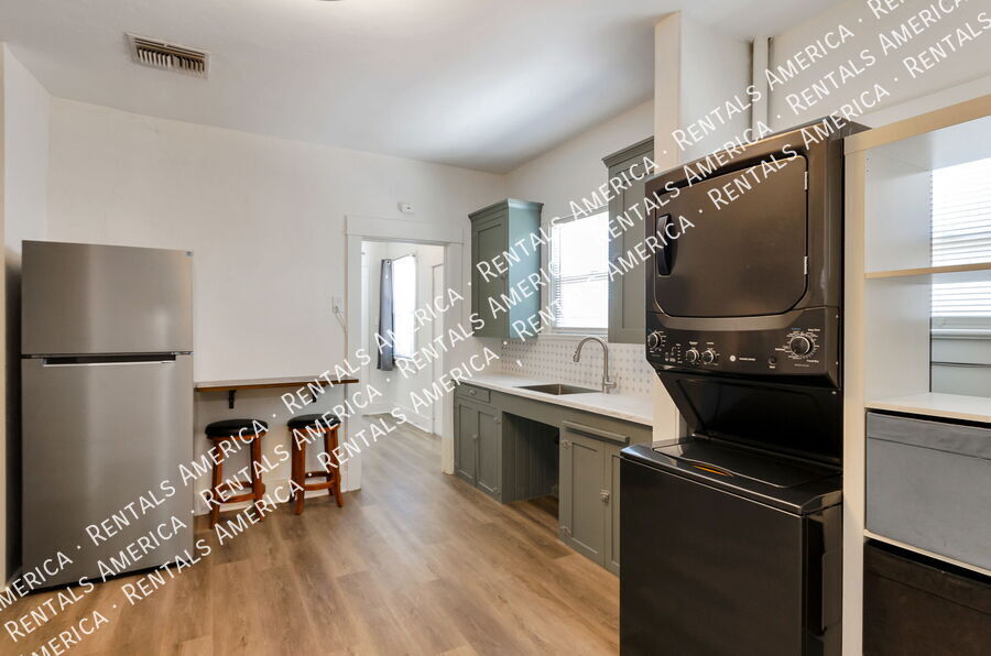 Building Photo - 826 E 6th St