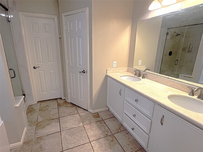 Building Photo - 4910 Linden Pl