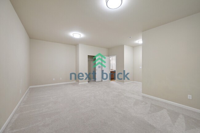 Building Photo - "Spacious 4-Bed Townhouse Retreat: 3.5 Baths & 2400 sq ft of Comfort in Auburn, WA!"